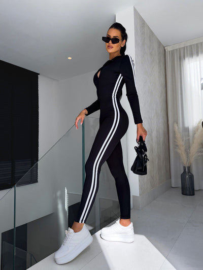 Romy – Chic Fitted Jumpsuit with Sleek Design